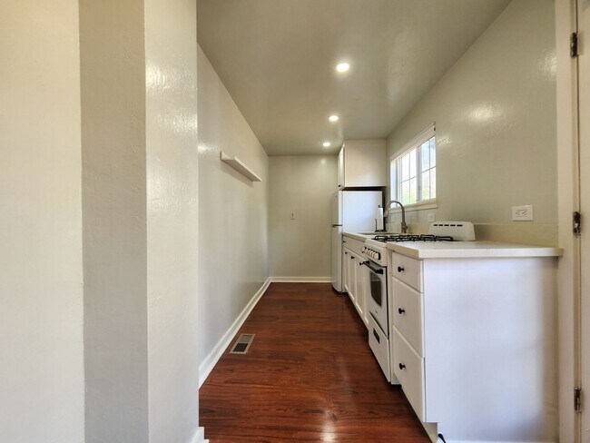 Building Photo - 181 Tasso St