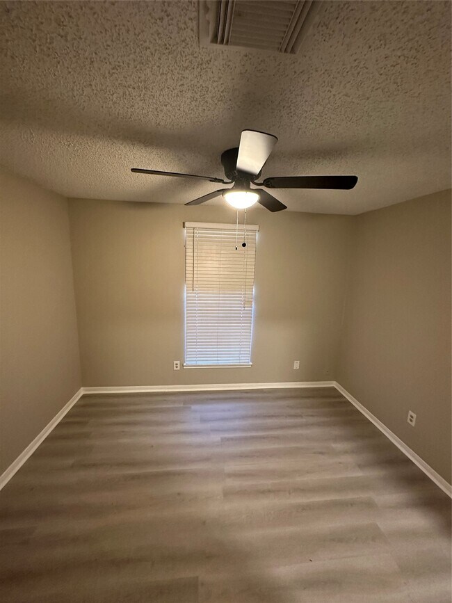 Building Photo - 15935 Kenbrook Dr
