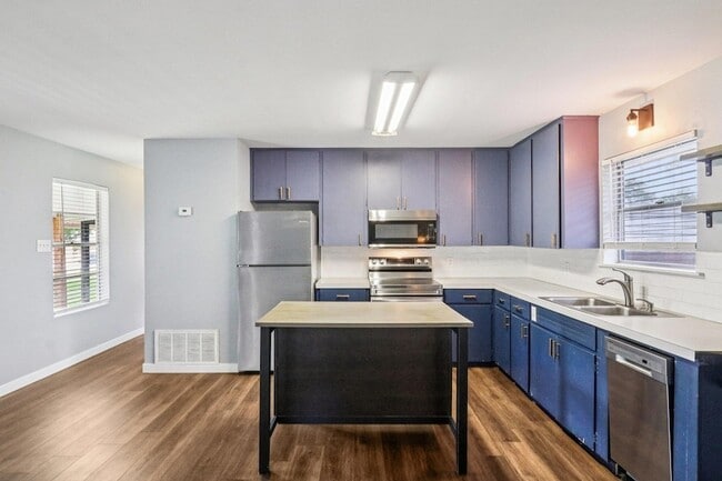 Building Photo - 755 E Bellville St