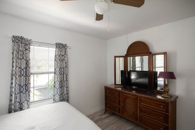 Building Photo - Private 1 bedroom with Bathroom and a Shared kitchen with other 3 bedrooms