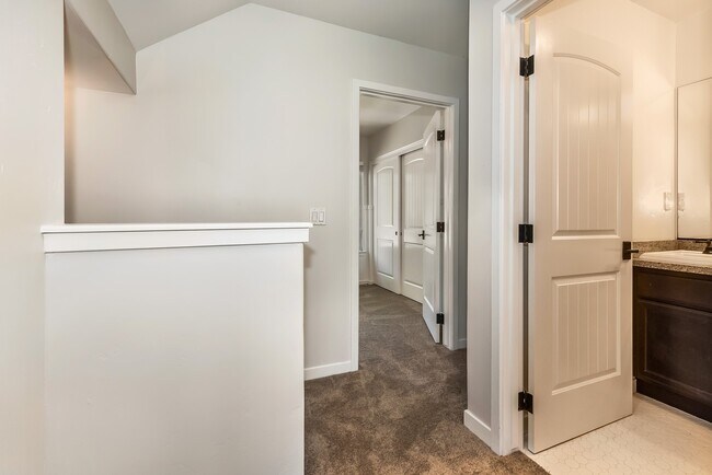 Building Photo - Spacious 3/2.5 Condo w/ Detached 1 Car Garage