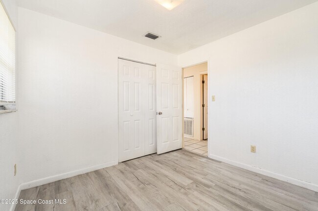 Building Photo - 557 Cox St