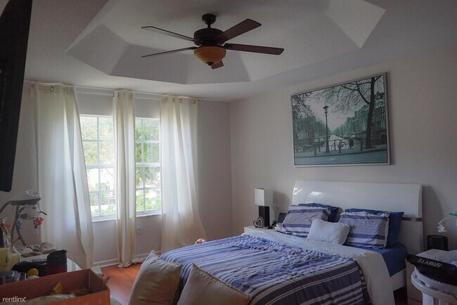 Building Photo - 4 br, 3 bath Townhome - 4253 SW 124th Ter