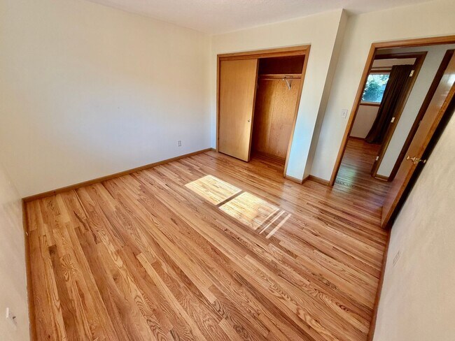 Building Photo - Spacious, Remodeled 5bd/3bath Cherry Park Home with Large Fenced Garden and Finished Basement