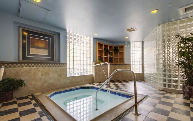 Building Photo - Beautiful & Spacious 2BD/2BA Condo - Central A/C & Heat, Washer/Dryer - Underground Parking - Gat...