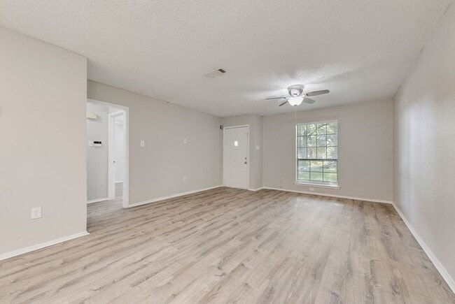 Building Photo - Quiet & Bright Home in Irving