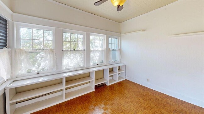 Building Photo - 609 N Ash St