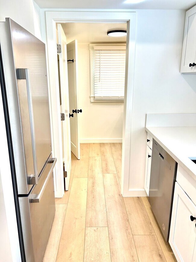 Building Photo - 3 Bed/1 Bath - Downtown Santa Barbara