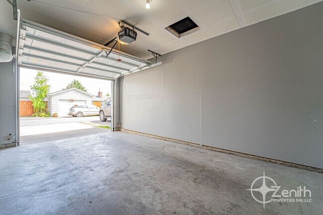 Building Photo - 705 E 39th St