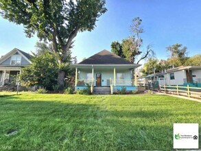 Building Photo - Classic &amp; Stunning Three Bedroom Home!
