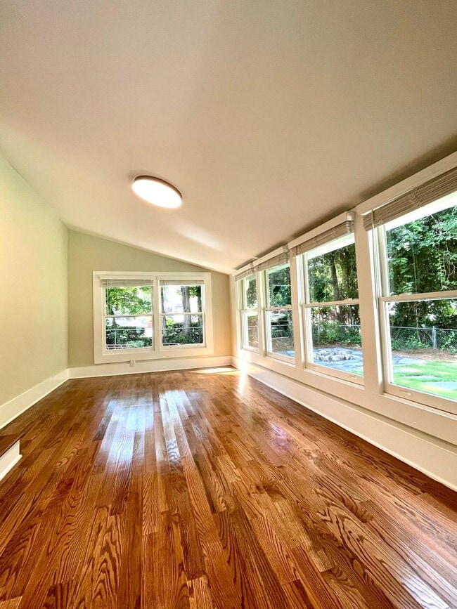 Building Photo - Beautifully restored cottage downtown Madsion