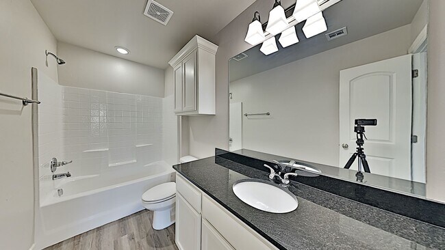 Building Photo - 2 Bedroom 2 Bath 2 Car Garage Duplex with ...