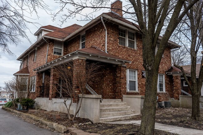 Primary Photo - 1107-1109 E Walnut