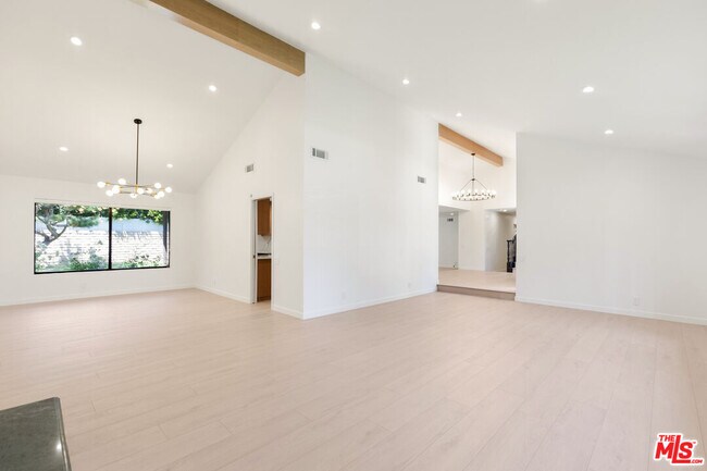 Building Photo - 4933 Collett Ave