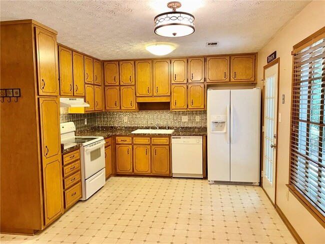 Building Photo - 305 Deergrass Trail