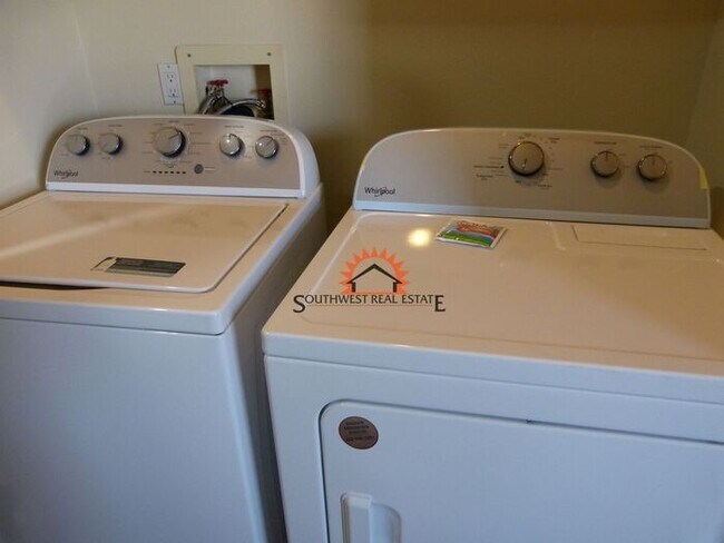 Building Photo - Spacious 2 bedrooms 1 bathroom Apartment.