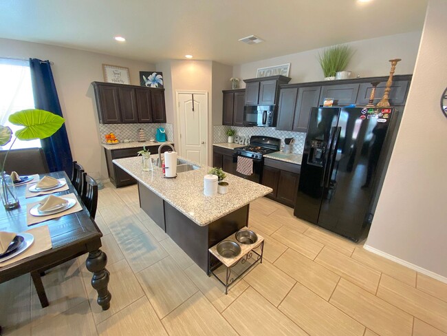 Building Photo - East El Paso 3 bed Refrig A/C w/office!