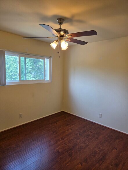 2nd Bedroom 11'5"x10'5" - 1809 Cambridge Ave