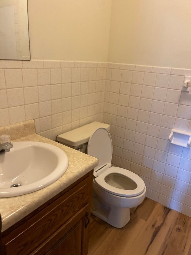 Building Photo - 3 BEDROOM 1.5 BATHROOM TOWNHOUSE FOR RENT