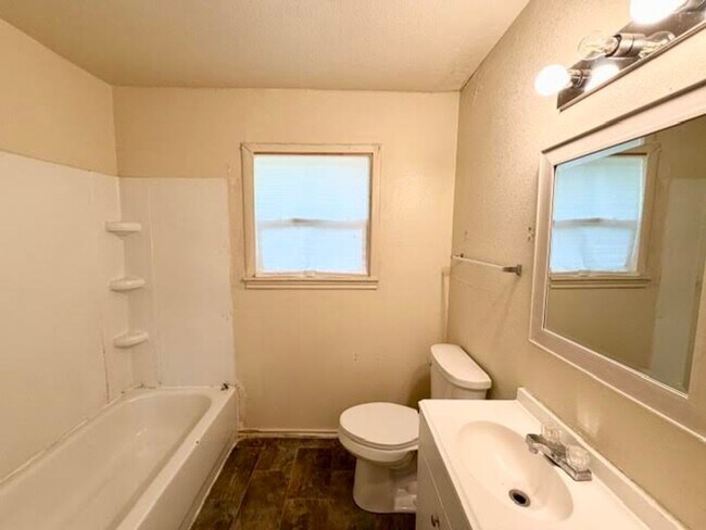 Building Photo - 122 Meadowbrook St