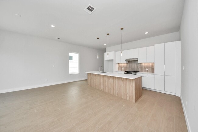 Building Photo - 3004A Ventas Dr