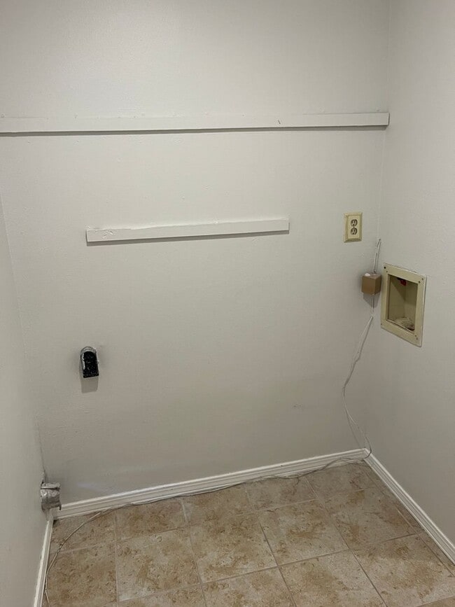 Building Photo - Beautiful Northeast Townhome!