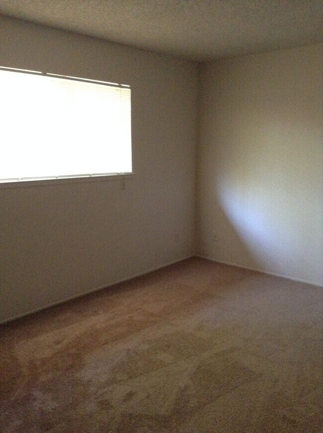 Building Photo - Charming & Cozy Duplex ? 2 Bedroom, 1 Bathroom for Rent!