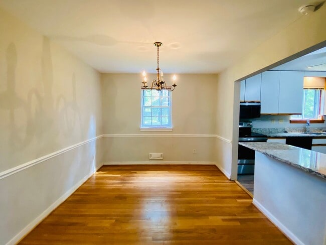 Building Photo - Beautiful and Spacious 4bdrm/2.5bth Tri-Le...