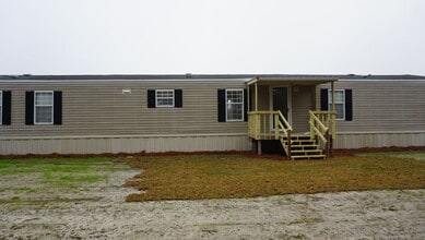 Building Photo - 3 Bedroom mobile home in the County