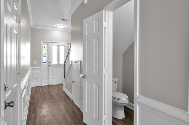 Building Photo - Spacious 3 bedroom 2.5 bath Townhome with 1 car garage