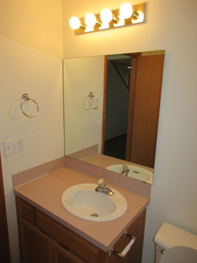 Building Photo - Two Bedroom Duplex in South Salem