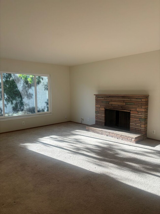 Building Photo - Coming Soon! This Spacious 4/2 Charmer in ...