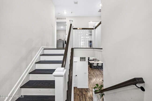 Building Photo - 319 Tulip Ct