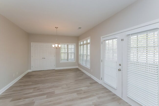 Building Photo - 184 Greenview Dr