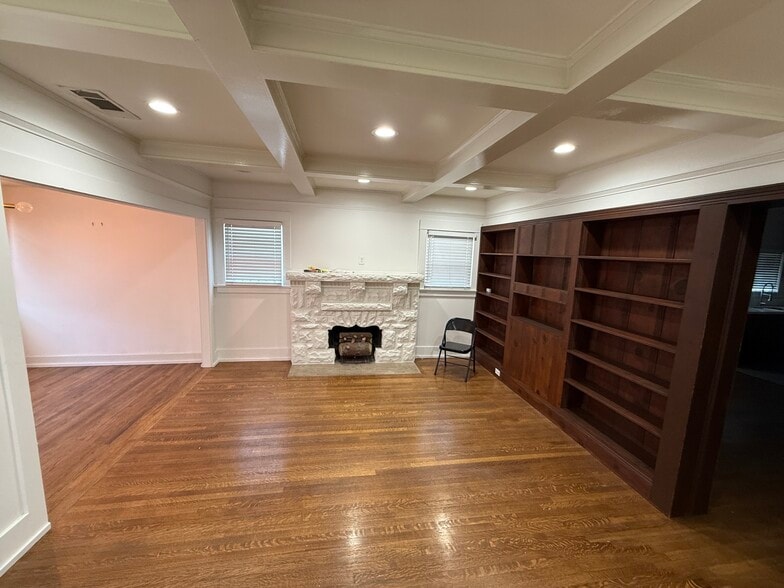 Building Photo - 1493 W 47th St