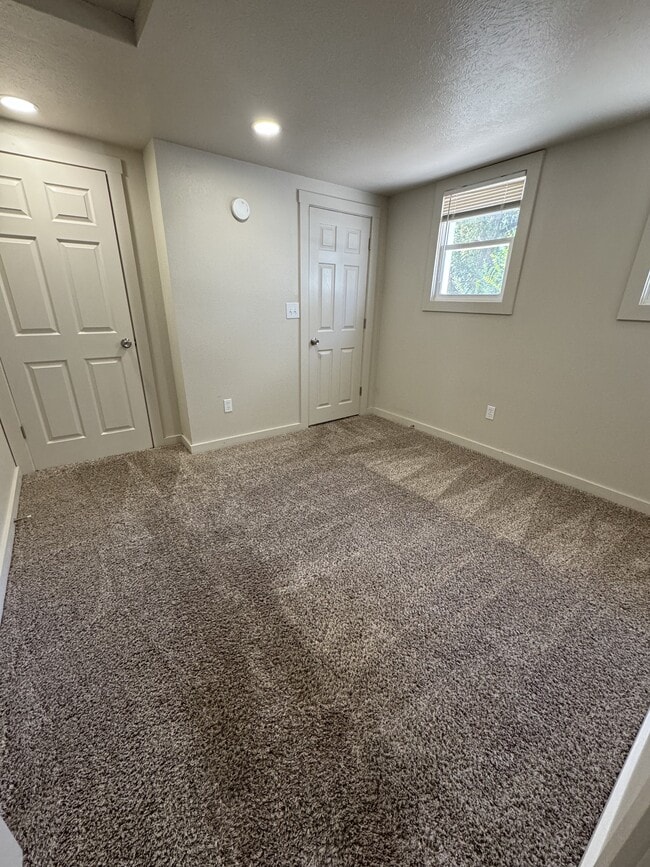 Building Photo - 1285 E 4th N