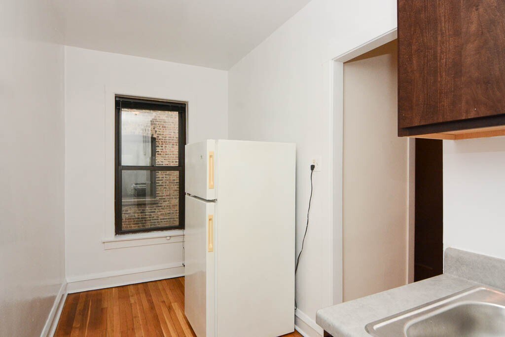 Building Photo - 3302 W Schubert Ave
