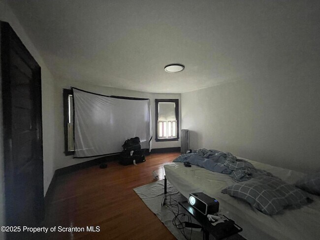 Building Photo - 1218 Schlager St