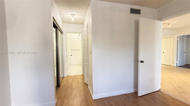 Building Photo - 240 Lakeview Dr