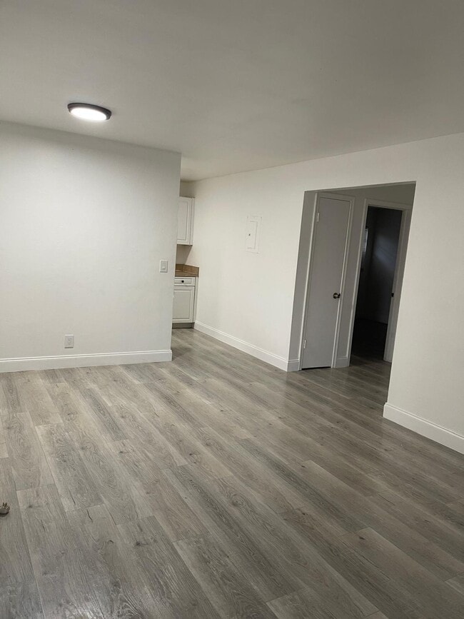 Building Photo - 1245 W 35th St