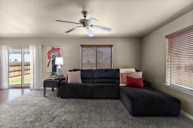 Building Photo - Beautiful 4 Bed 3 Bath in Lorson Ranch!!!