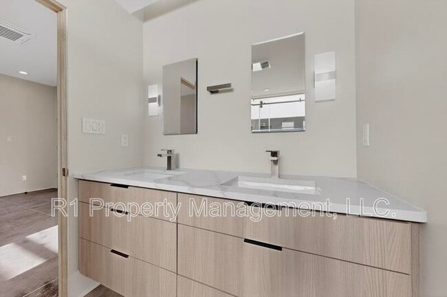 Building Photo - 705 Alcalde Pl SW