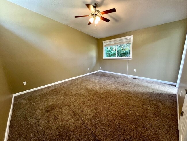 Building Photo - Charming 3-Bed, 3-Bath Home with Bonus Roo...