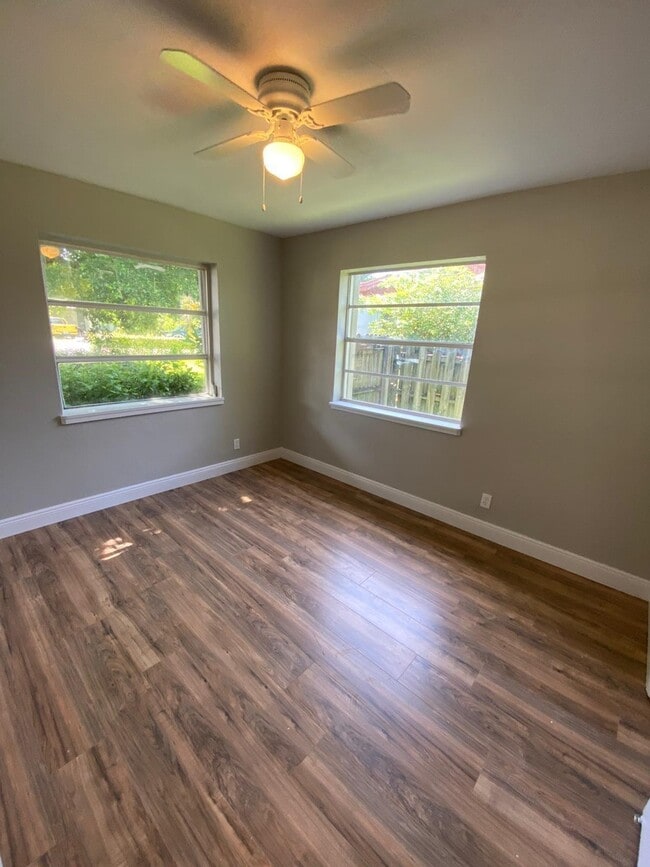 Building Photo - 114 SW 7th Ave