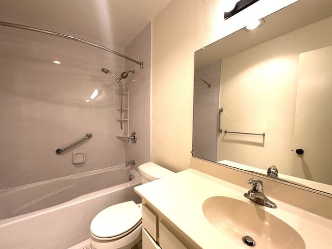Building Photo - Mission Valley 3 BR 2 BA Condo w/ Parking ...