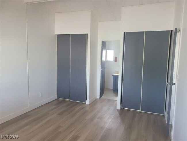 Building Photo - 1060 S Bunch St