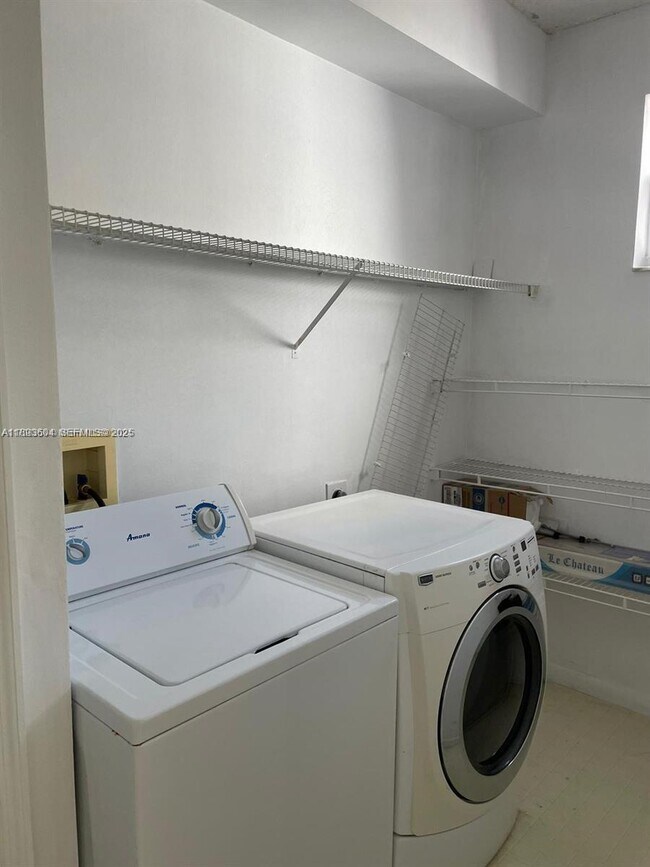 Building Photo - 3105 NE 184th St