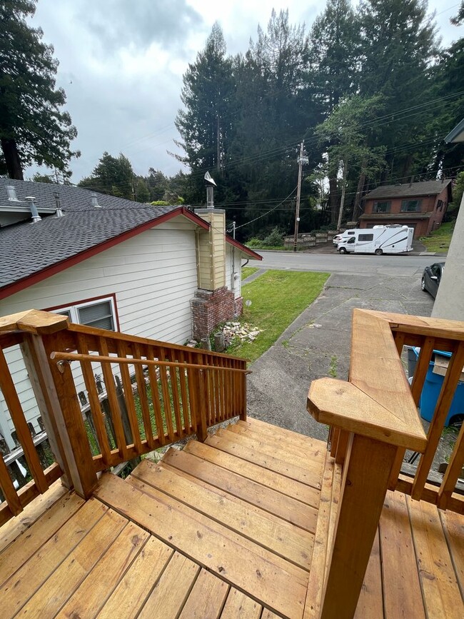 Building Photo - Beautiful and Spacious Home with New Deck ...