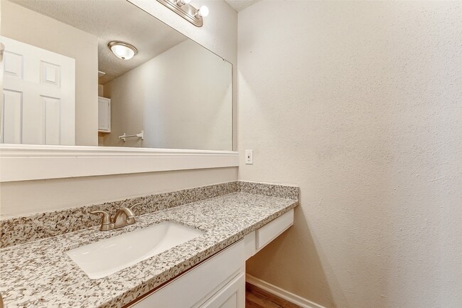 Building Photo - 702 Lyle W Ave