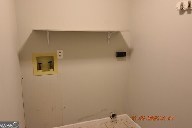 Building Photo - 202 Hallowes Dr S